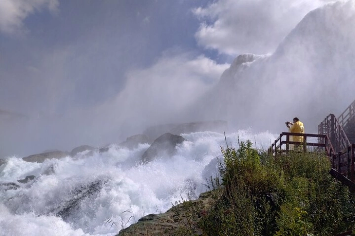 Maid of the Mist and Cave of the Winds guided tour with shuttle