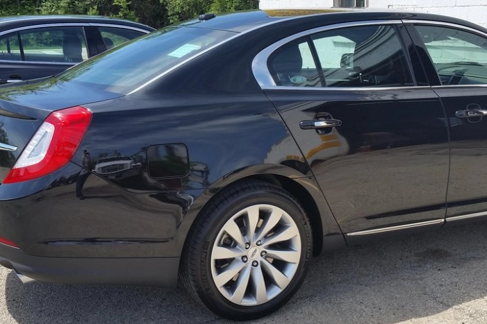 One-Way Private Luxury O'Hare Airport Curbside Transfer by Sedan 