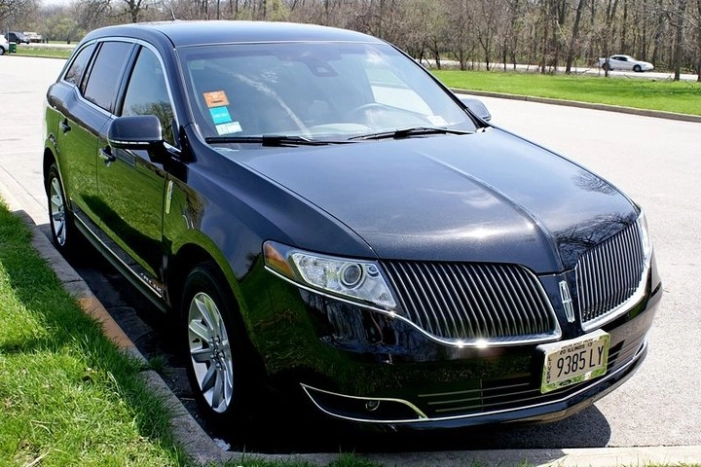 One-Way Private ORD Airport Meet and Greet Transfer by Sedan
