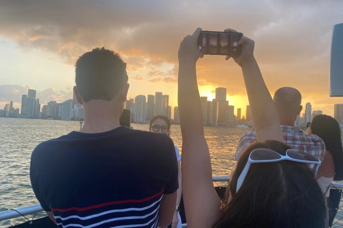 Miami Skyline: Happy Hour Cruise Millionaire Homes 