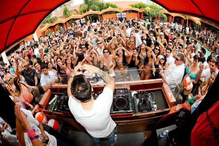 Las Vegas EDM Pool Club Crawl w/ Party Bus Experience