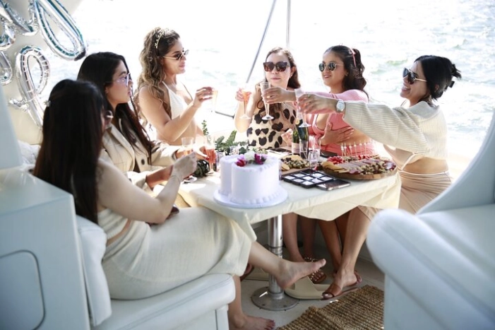 Los Angeles: 1hr birthday private yacht -1 ticket covers 1-6 ppl