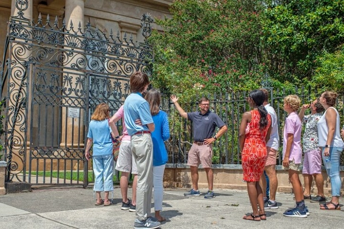 Historic Charleston Walking Tour: Rainbow Row, Churches, and More