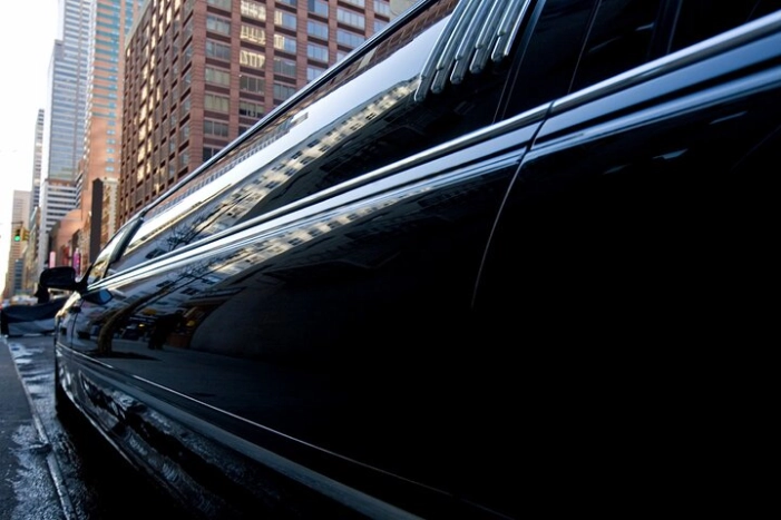 Airport luxury arrival pickup in New Jersey by stretch limousine