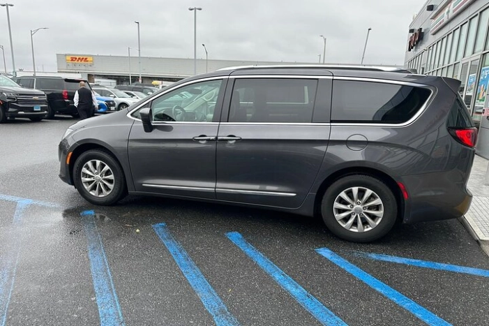 Private Transfer from New York Airport (LGA) to Manhattan Port 