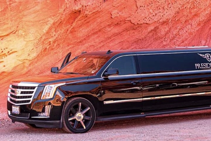 3.5HR Red Rock Limousine Tour with Champagne and Goodies