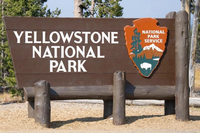Private Full Day Luxury Tour at Yellowstone Park 