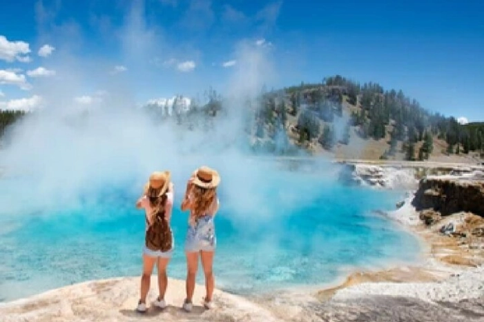 From Jackson Hole: Yellowstone Old Faithful, Waterfalls and Wildlife Day Tour 