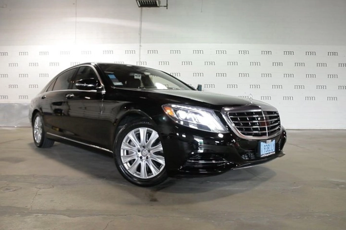 Private 4-Door Mercedes Limo Transfer from or to Chicagoland Airport and Suburbs