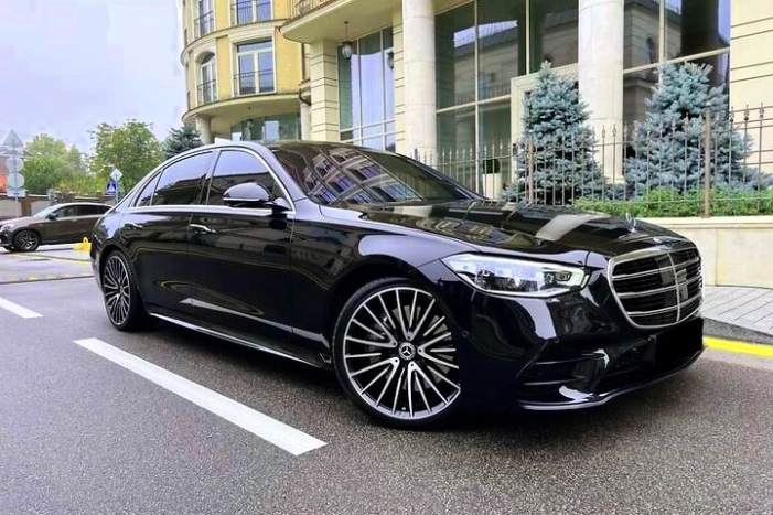 Arrival Transfer: Newark Airport EWR to New York by Luxury Car